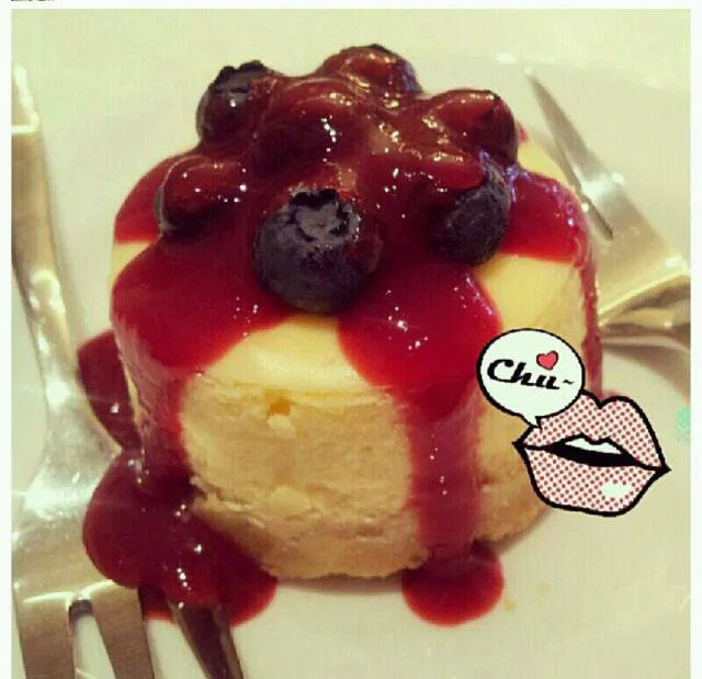 red and blueberry cheesecake @ บ้านขมิ้น ถ.ศรีนครินทร์|ChomChuanChim (ชมชวนชิม)さん