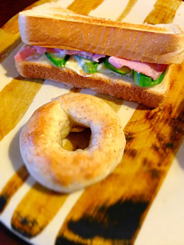 ミニベーグルとハムサンドで朝ごはん|さくたえさん