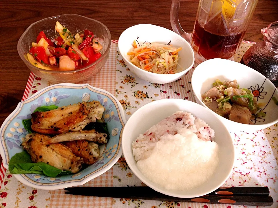 タコのマリネ、ツナ春雨、蒟蒻ねぎまみれ、手羽ハーブ焼き、五穀とろろご飯|ちびさん