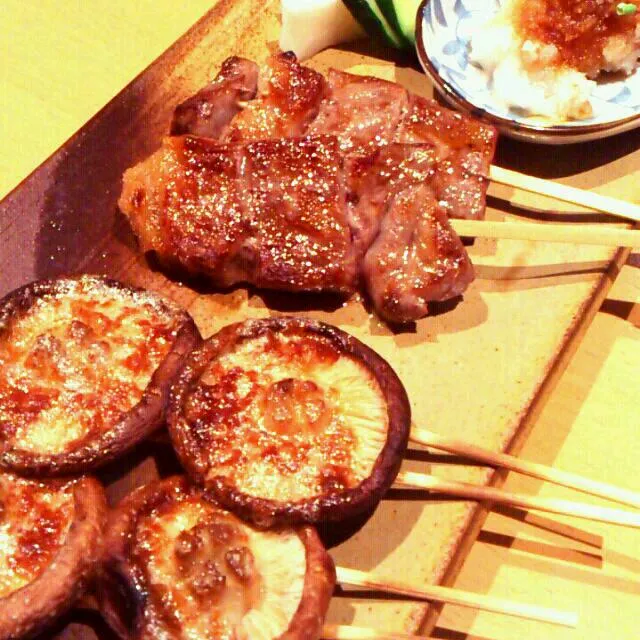 Snapdishの料理写真:生しいたけの串焼きアンチョビバター、霜降り和牛の串焼き／パパクッチーナ @北浦和|ひろみんこさん