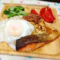 Snapdishの料理写真:豆腐ステーキとシャケカフェご飯風|じゅんさん