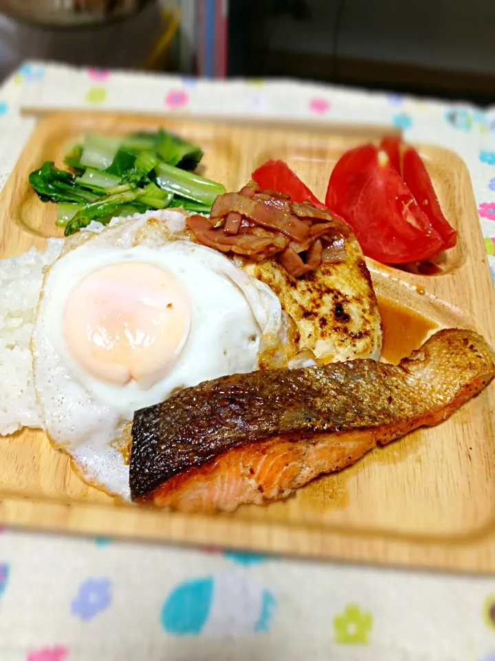 Snapdishの料理写真:豆腐ステーキとシャケカフェご飯風|じゅんさん