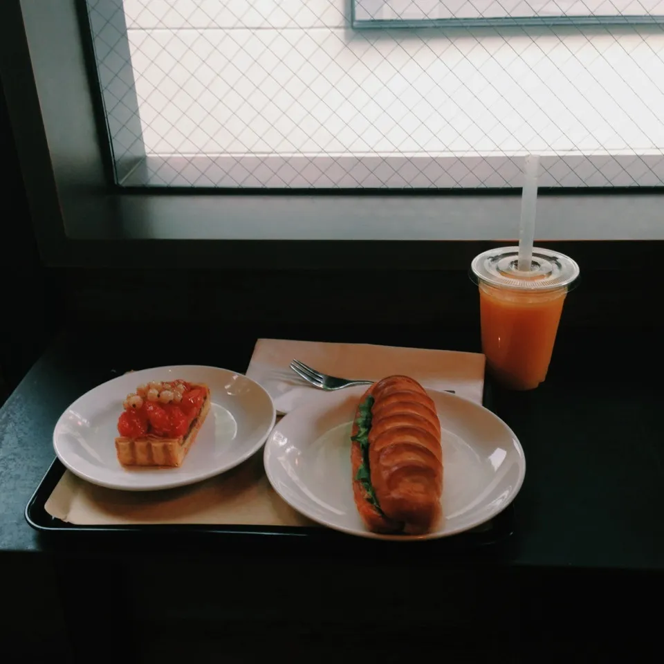 Grapefruit tart + salmon sour cream sandwich|char_pieさん