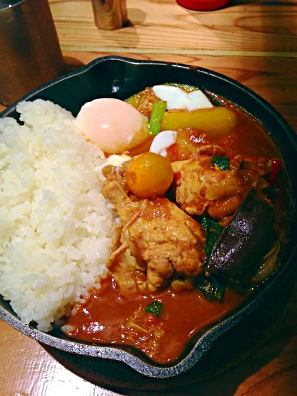 Snapdishの料理写真:キャンプの一日分の野菜カレー鶏手羽＆温玉トッピング＠品川駅|Yasuhiro Koikeさん