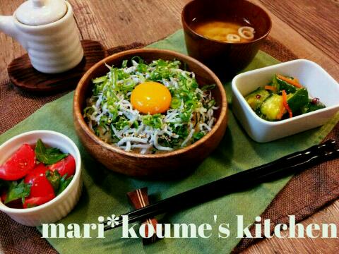 釜あげしらす丼 やみつききゅうり トマトと大葉の二杯酢 わかめと巻き麩の味噌汁 Mari Snapdish スナップディッシュ Id 4kqh1a