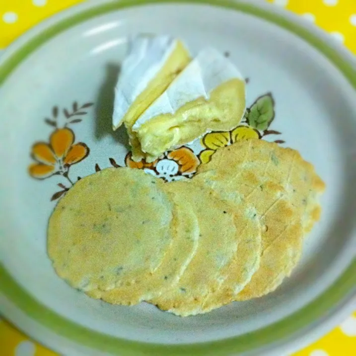 Camembert with a few pieces of sundried tomato & chives crispbread.|@projecthoneypotさん