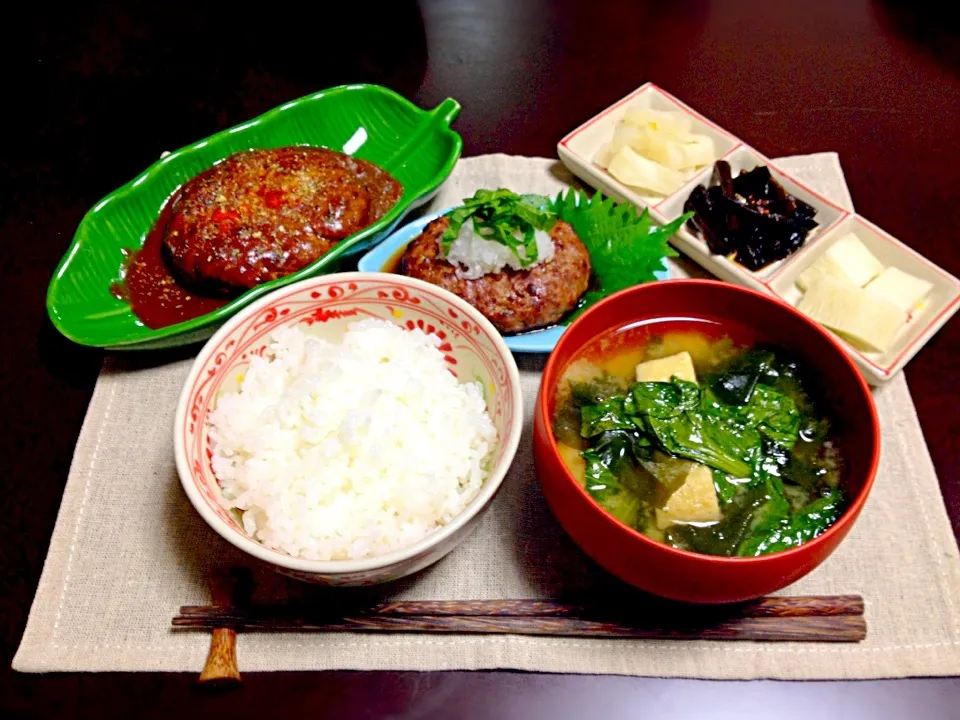 頂き物Dinner.近江牛ハンバーグに漬け物。小松菜とお揚げとワカメの味噌汁|恭子さん