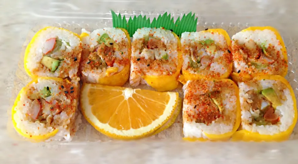 Snapdishの料理写真:Sushi Roll de Camarón Empanizado con Mango y Aguacate.|Loreleyさん