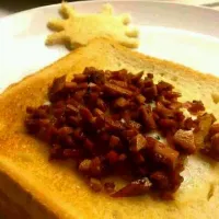 Mini Omlet Topped with Salami Bits on Bread|Juma Madheehさん