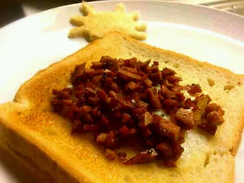 Mini Omlet Topped with Salami Bits on Bread|Juma Madheehさん