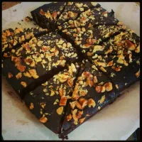 Snapdishの料理写真:Walnuts & Choc chips Brownies|warittha pさん