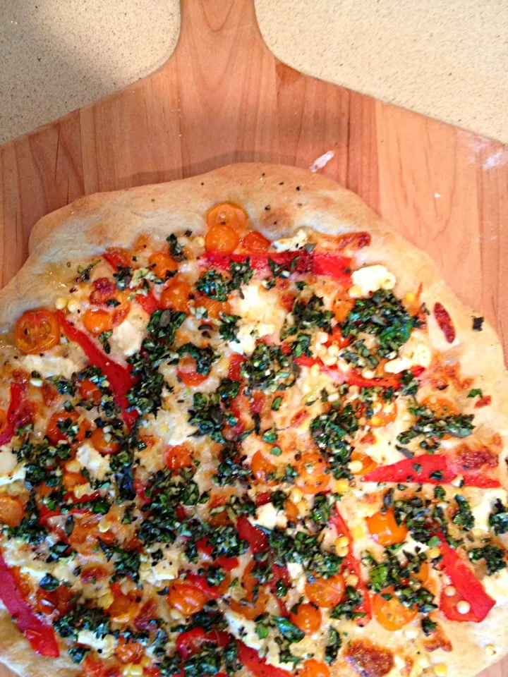 tomato corn pepper goat cheese basil pizza|Matthew Cashenさん