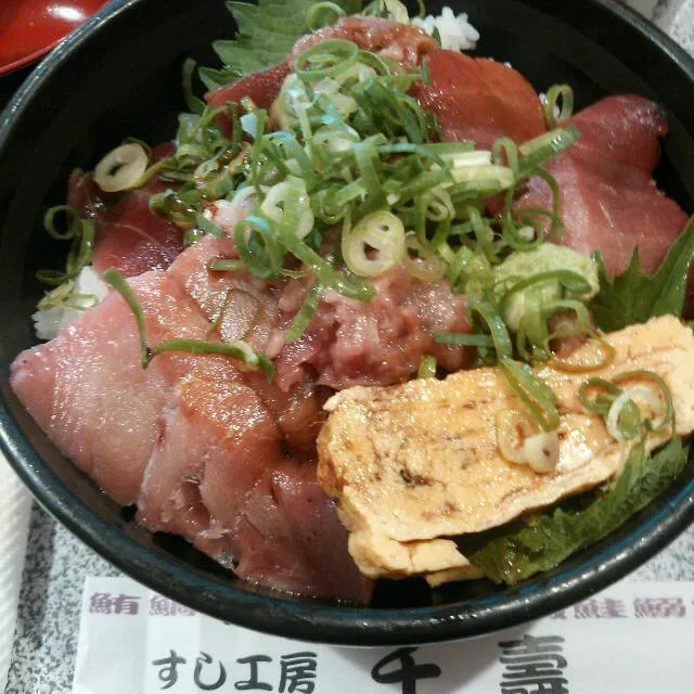 鮪丼(980円：あさりのお味噌汁、茶碗蒸し、小鉢付)|伊万里さん