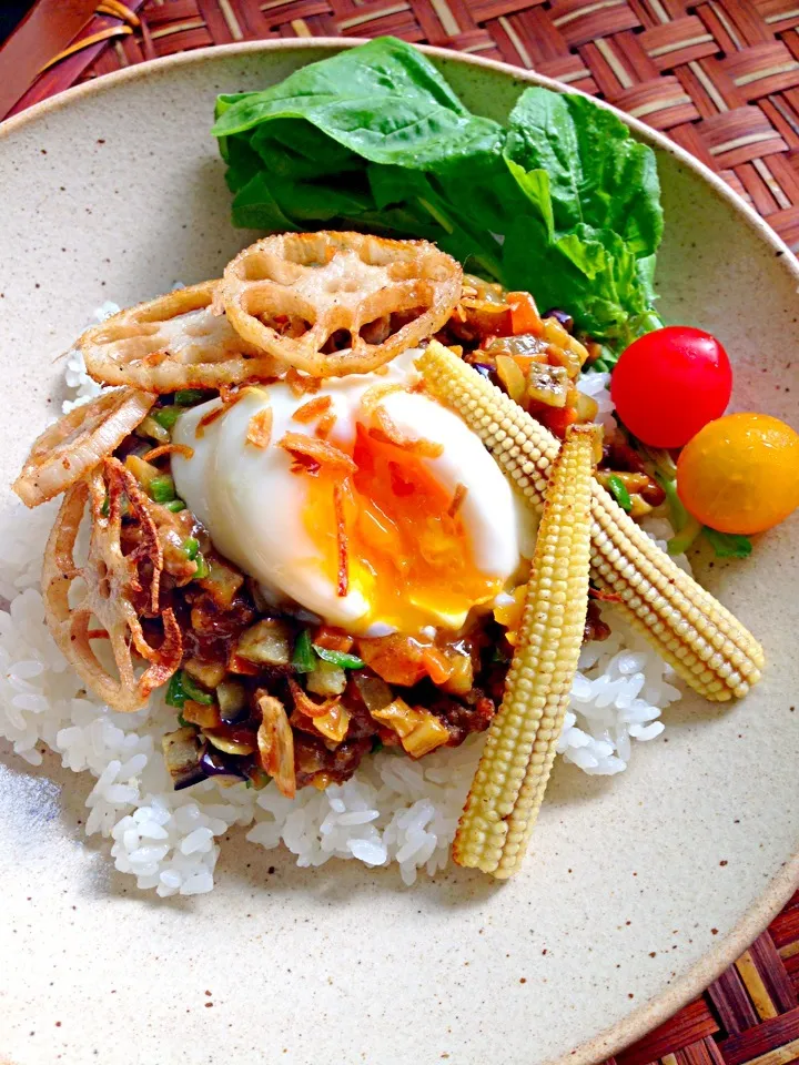 Snapdishの料理写真:hirochikasan's Lotus root plentiful dry curry🍛ひろすけさんの蓮根たっぷりﾄﾞﾗｲｶﾚｰ❗温泉卵添え|🌈Ami🍻さん