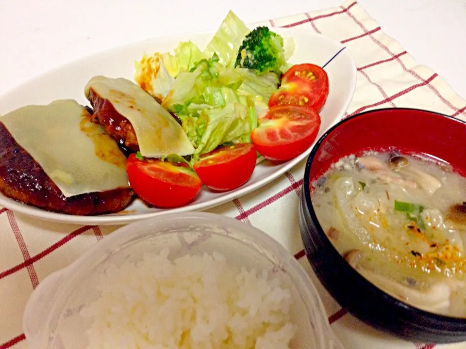 サバ缶入りハンバーグとサバ缶味噌汁|ななさん