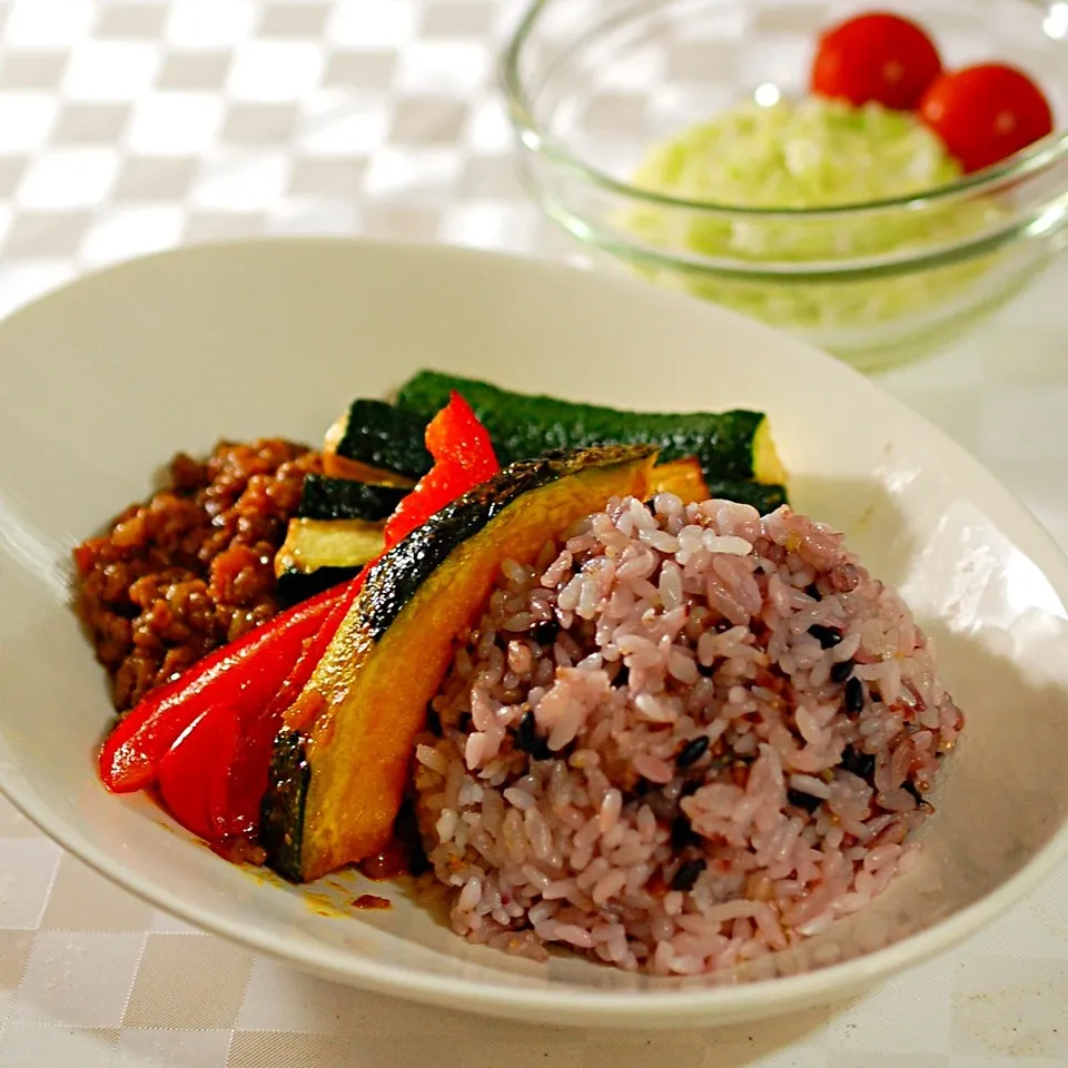 Snapdishの料理写真:素揚げした夏野菜とキーマカレー|seraさん