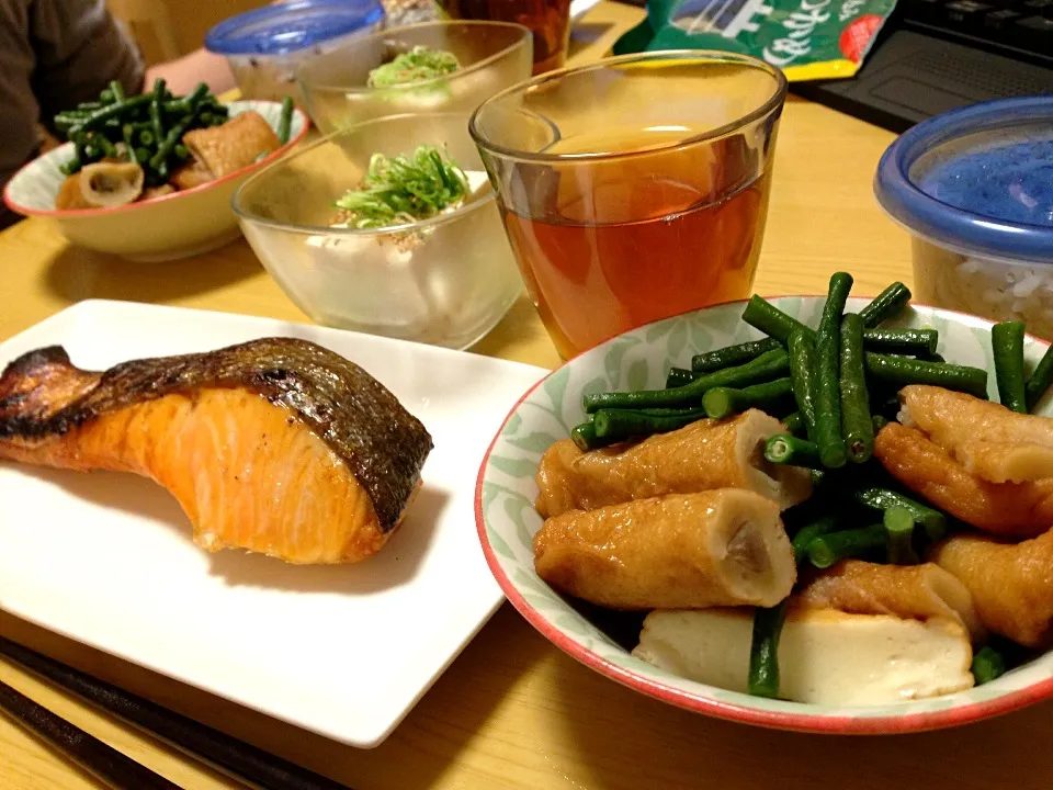 焼き鮭、練り物とささげの煮物、冷奴。|liccaさん