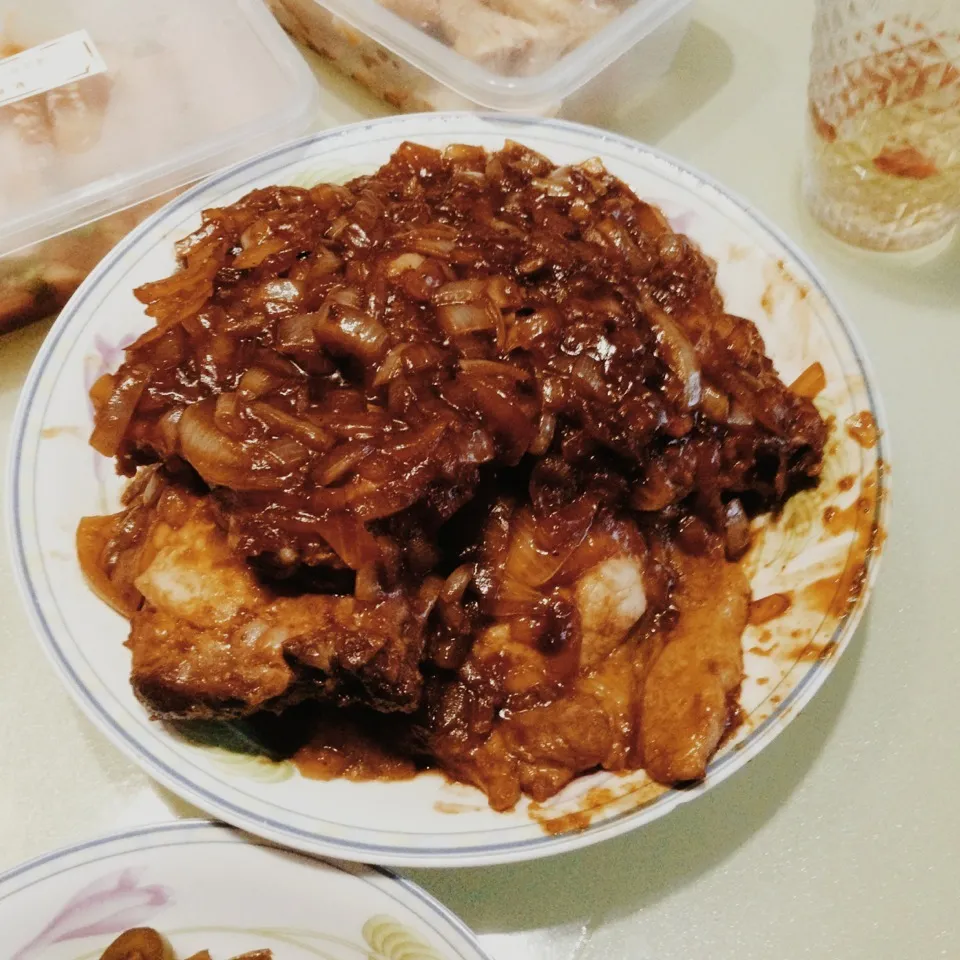 Pork chop braised in soy sauce and onion 洋葱大排|char_pieさん