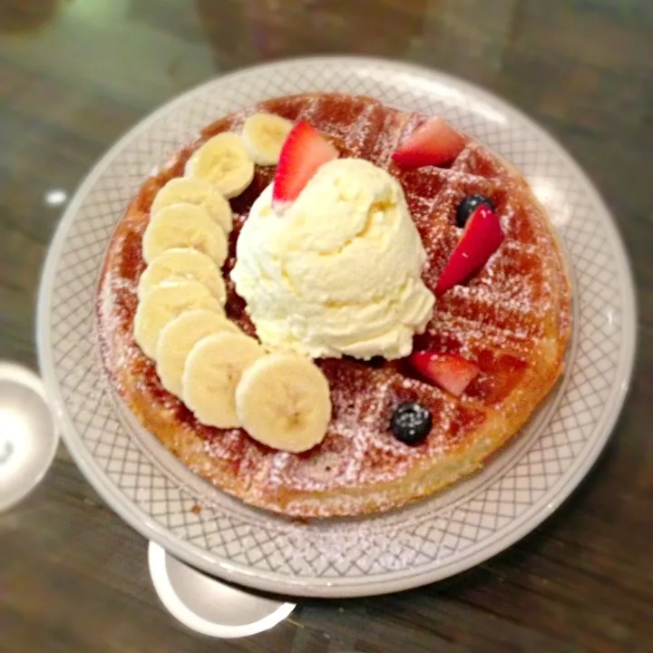 Waffles with vanilla ice cream and fresh fruits. ^^|해리さん