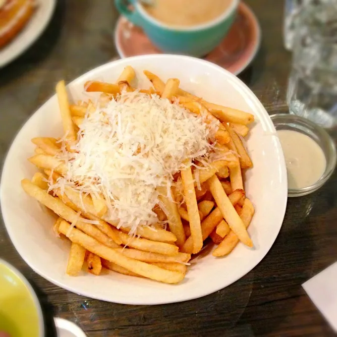 Truffle fries. 🍟|해리さん