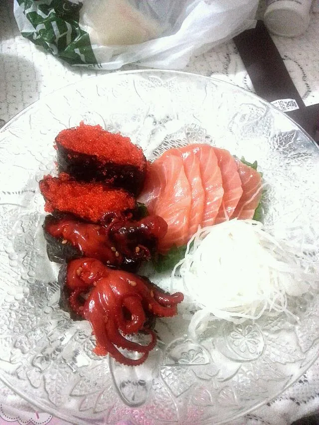 baby octopus, flying fish roe and salmon sashimi|vitantriさん