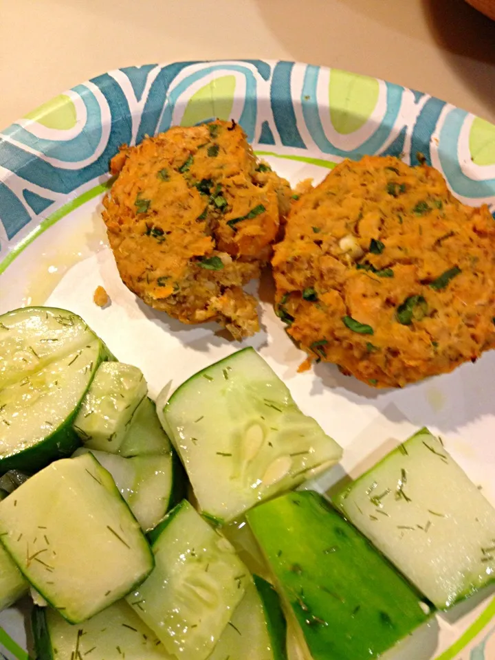 Snapdishの料理写真:Salmon Cakes with Cucumber Salad|caroline weaverさん