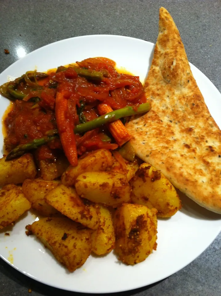 A delicious homemade vegetarian curry with homemade Bombay potatoes!  Yummy|🍓Jolejo🍓さん