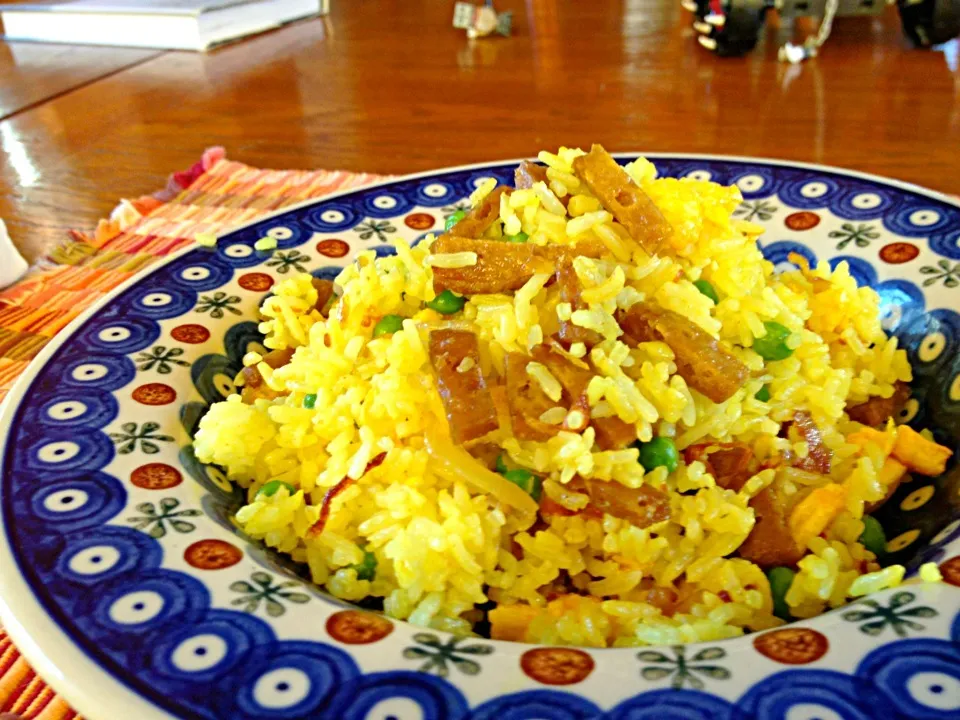 fried rice with shallots, seitan, peas & egg|Matthew Cashenさん