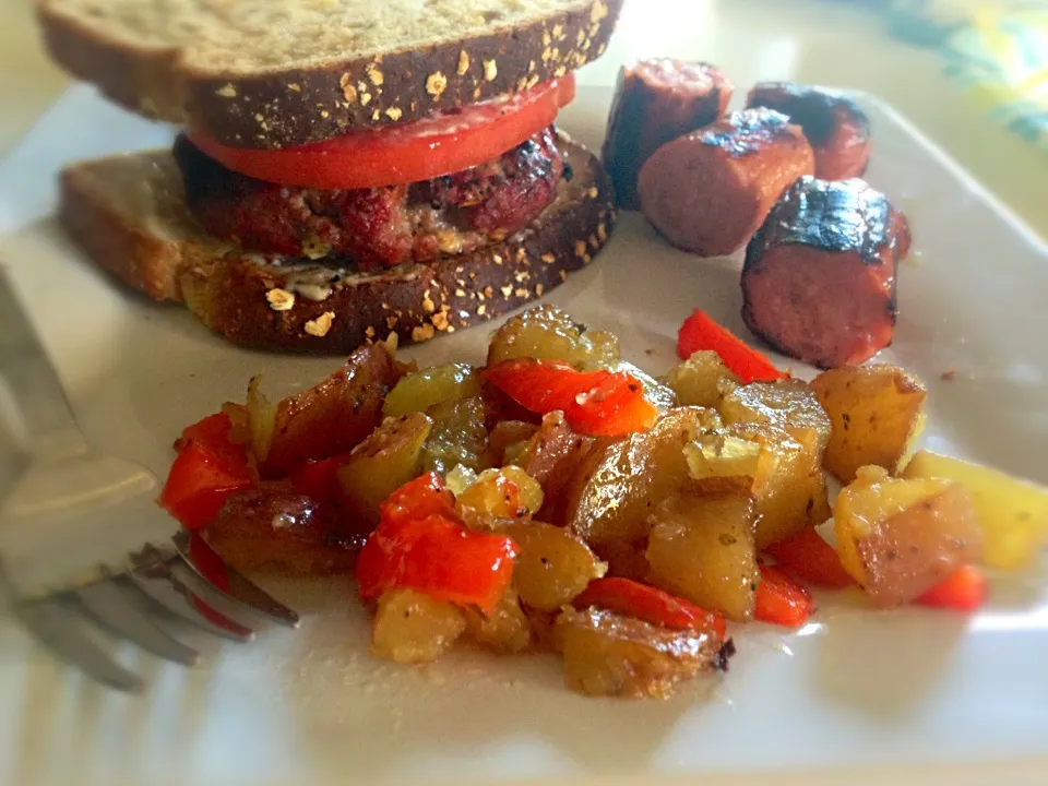 Red Pepper & Cheese Grilled Burger on 10 Grain Wheat, served with kielbasa bites and herb roasted potatoes and peppers.|Maria Smithさん