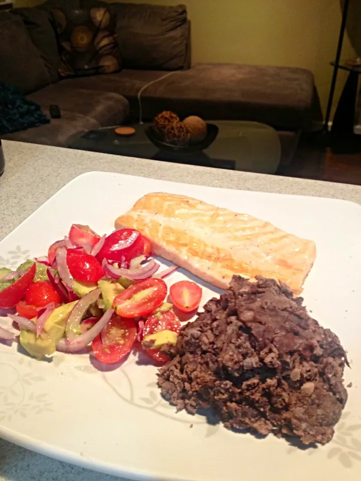 Salmon avocado salad black bean mash|Gwen Hernandezさん