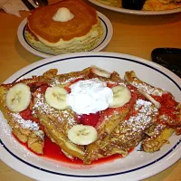 Strawberry banana French toast|Khiyah Simoneさん