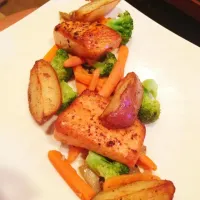 Snapdishの料理写真:Baked salmon on top of artichoke hearts, carrots, broccoli and roasted potatoes|krista parkerさん