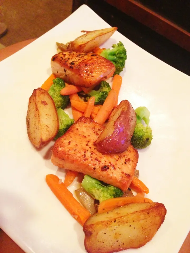 Snapdishの料理写真:Baked salmon on top of artichoke hearts, carrots, broccoli and roasted potatoes|krista parkerさん