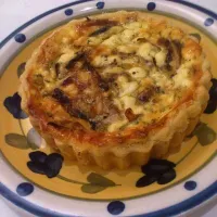 Caramelized onion, mushroom and bacon quiche|warittha pさん