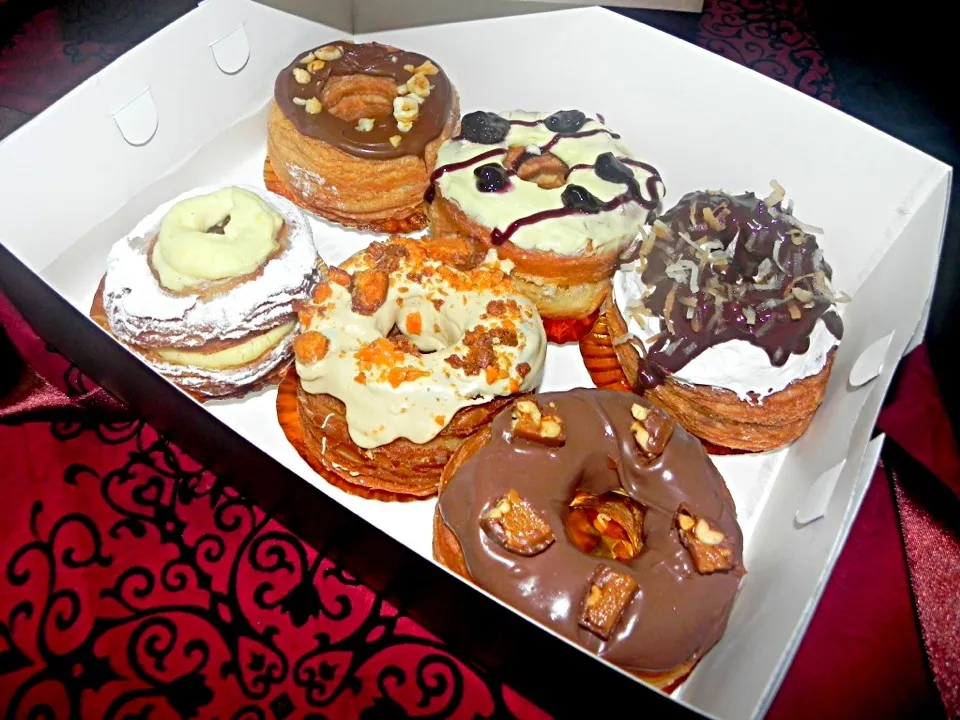 Dolcelatte Croughnuts Chocolate Macaroon Chocolate Caramel Blueberry CreamCheese Custard Cream Nutty Nutella &Peanut Butter|iamfem05さん