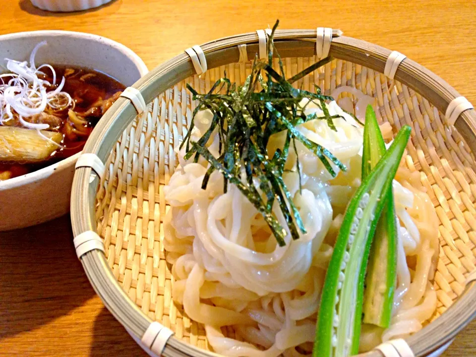 手打  うどん  肉汁で|まつださんさん