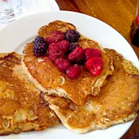 Protein pancakes with berries, honey and cinnamon|cecilia karlsen gnalyさん