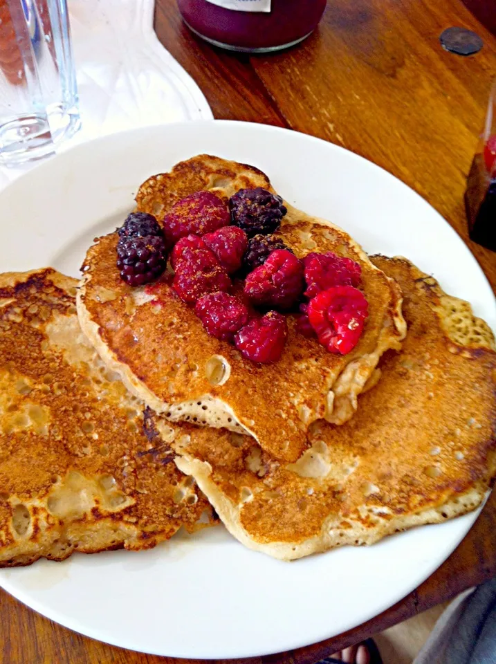 Protein pancakes with berries, honey and cinnamon|cecilia karlsen gnalyさん