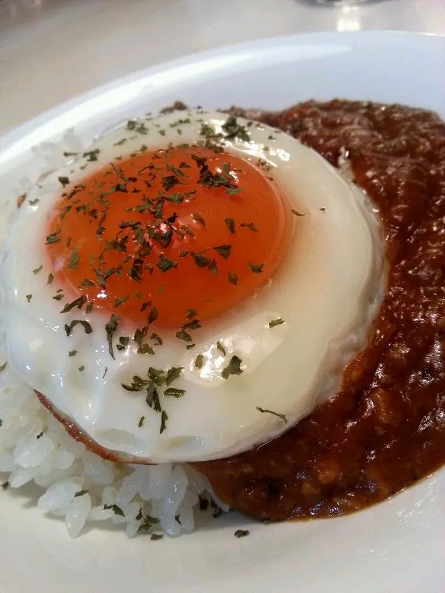 夏限定バリ辛カレー・・・辛すぎた(//∇//)
ので・・・目玉をのっけて。|ふりるさん