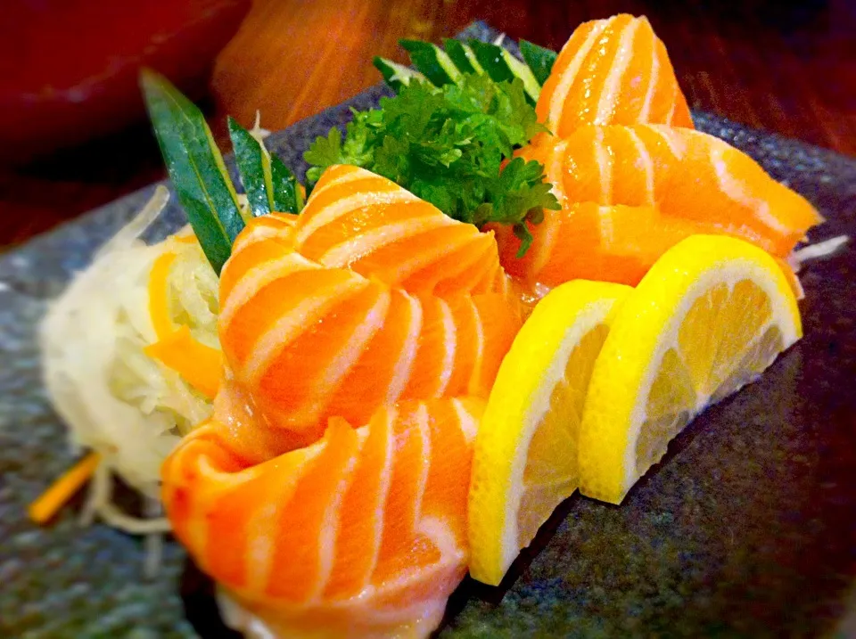 Salmon sashimi|wong huey yiingさん