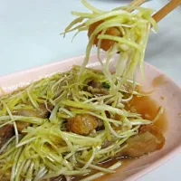 Snapdishの料理写真:ดอกกุ่ยช่ายหมูกรอบ ข้าวต้มรอบดึกกินมั๊ย...|ชอบทำอาหารเป็นชีวิตจิตใจค๊า... 🍳😍さん