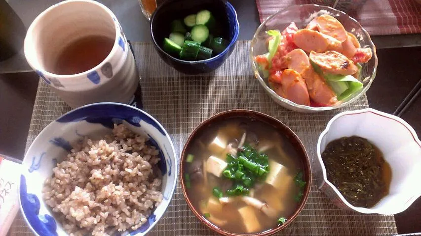 Snapdishの料理写真:魚ニソのトマト焼き&子持ちめかぶ&豆腐とシメジの味噌汁|まぐろさん