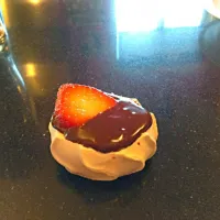 Vanilla meringue cookies topped with a chocolate gauche and garnished with a strawberry|Andrew Knorviskさん