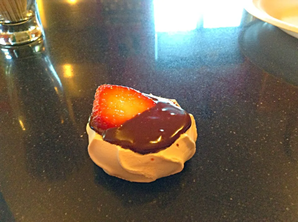 Vanilla meringue cookies topped with a chocolate gauche and garnished with a strawberry|Andrew Knorviskさん