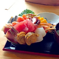 Snapdishの料理写真:メガ海鮮どーん！！ 1200円！！|kunikiさん