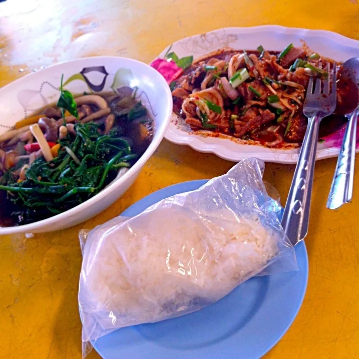 Having lunch with thai eastern foods.|Punsharasさん