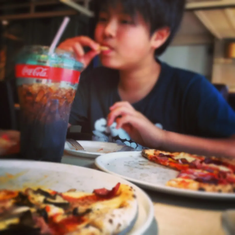 Snapdishの料理写真:ピザと、ジャンボコーラ|よこさんさん