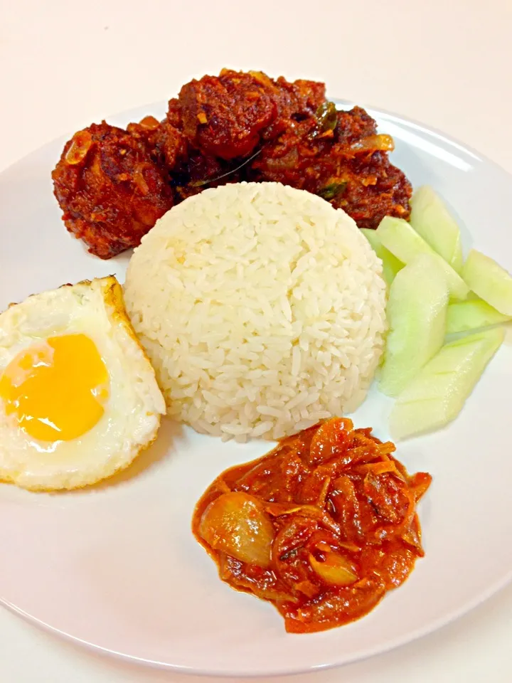 Ayam Masak Merah with Nasi Lemak and spicy sambal|nanyangさん