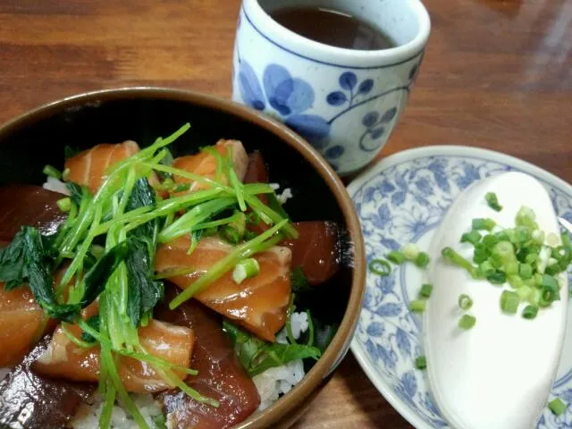 鮪＆サーモンの漬け丼♪冷や奴♪|はぎのつきさん