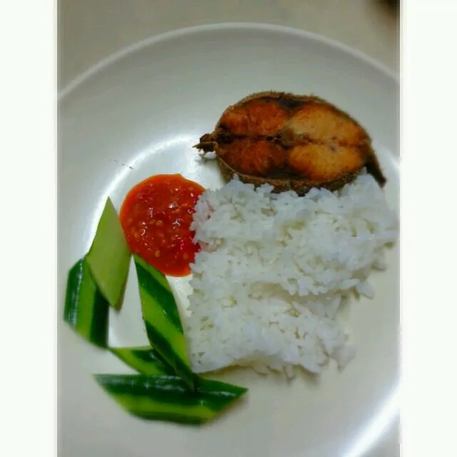 simple dinner for me tonight..white rice with fried fish & cucumber with 'sambal belacan' on the side|yapさん